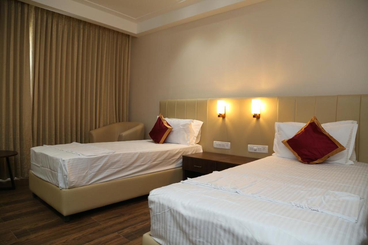 Hotel Skanda Palace Thiruttani Екстериор снимка